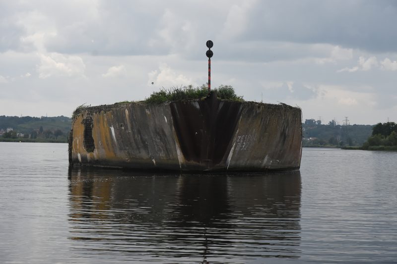 Betonowiec majestatycznie pilnuje wejścia na Jezioro Dąbie