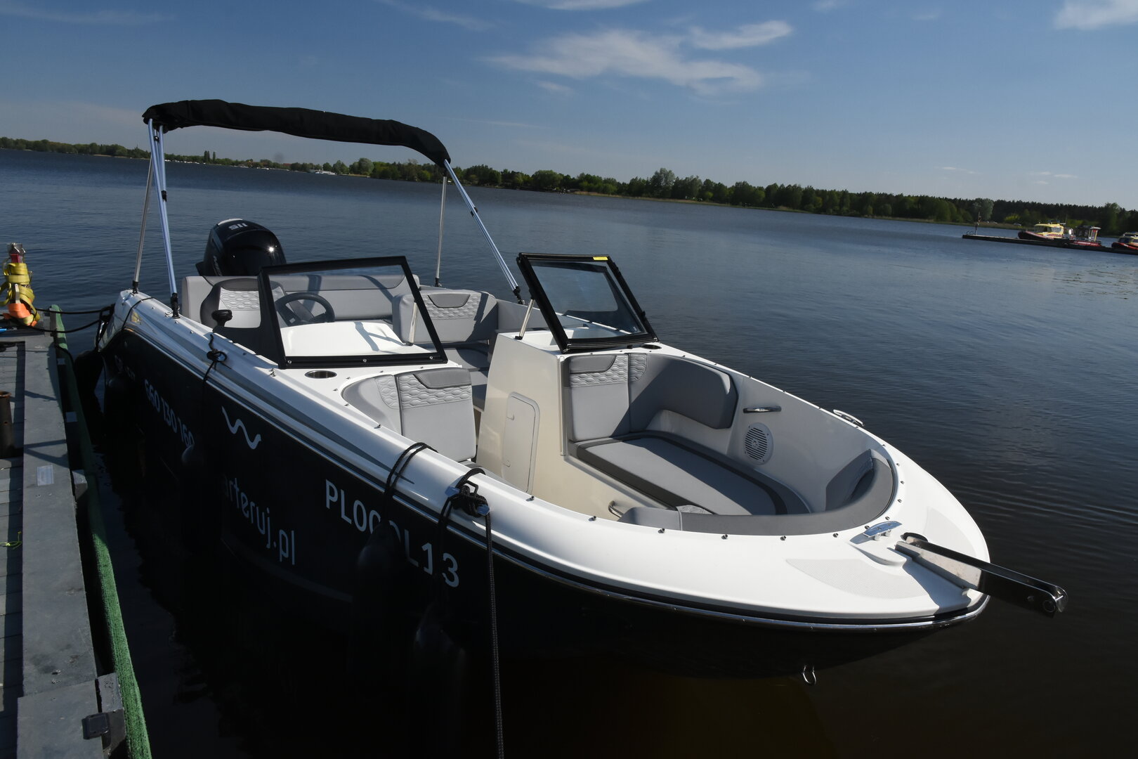 Widok zewnętrzny jachtu Bayliner M19