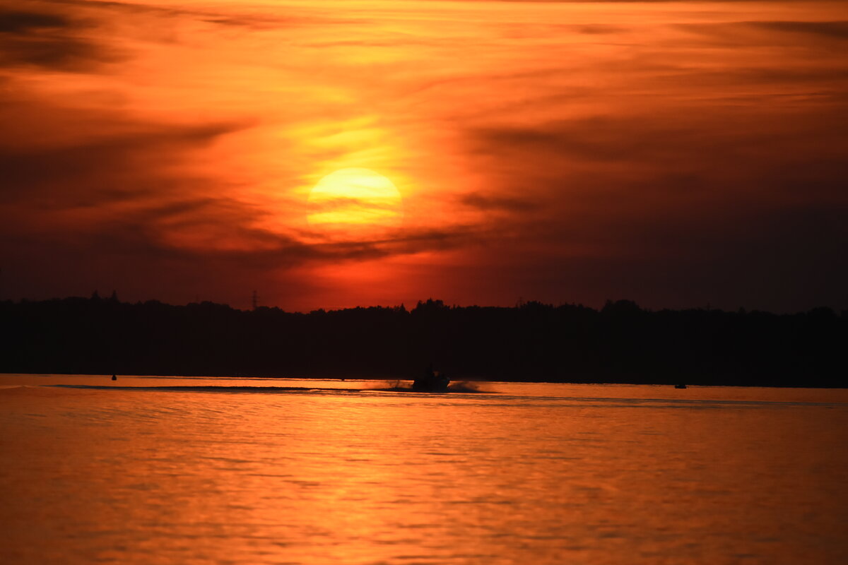 Rejs motorówką na Zalewie Zegrzyńskim - wynajem łodzi